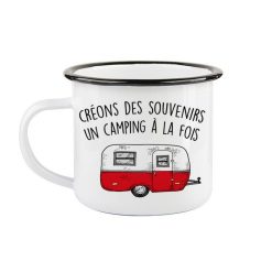 Tasse en email blanche avec bordure noire, décorée d'un dessin de roulotte et de la phrase «Créons des souvenirs un camping à la fois»