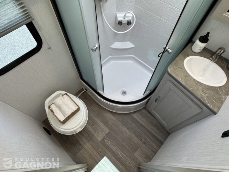 Shadow Cruiser 235 RBS 2025 (19)