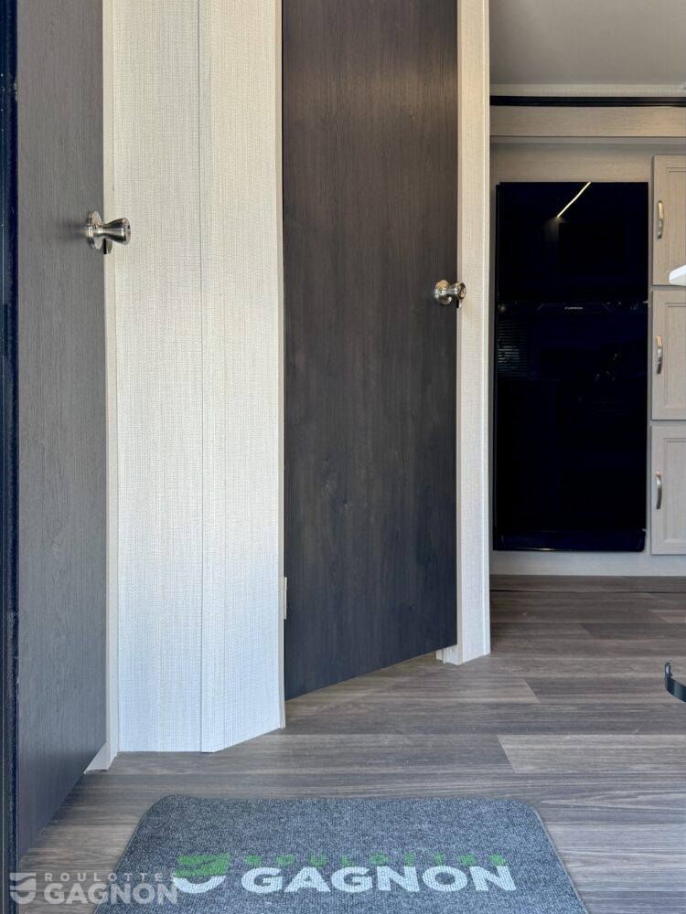 Shadow Cruiser 235 RBS 2025 (6)