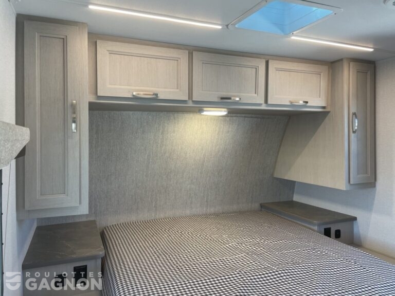 Shadow Cruiser 251 BHS 2025 (11)