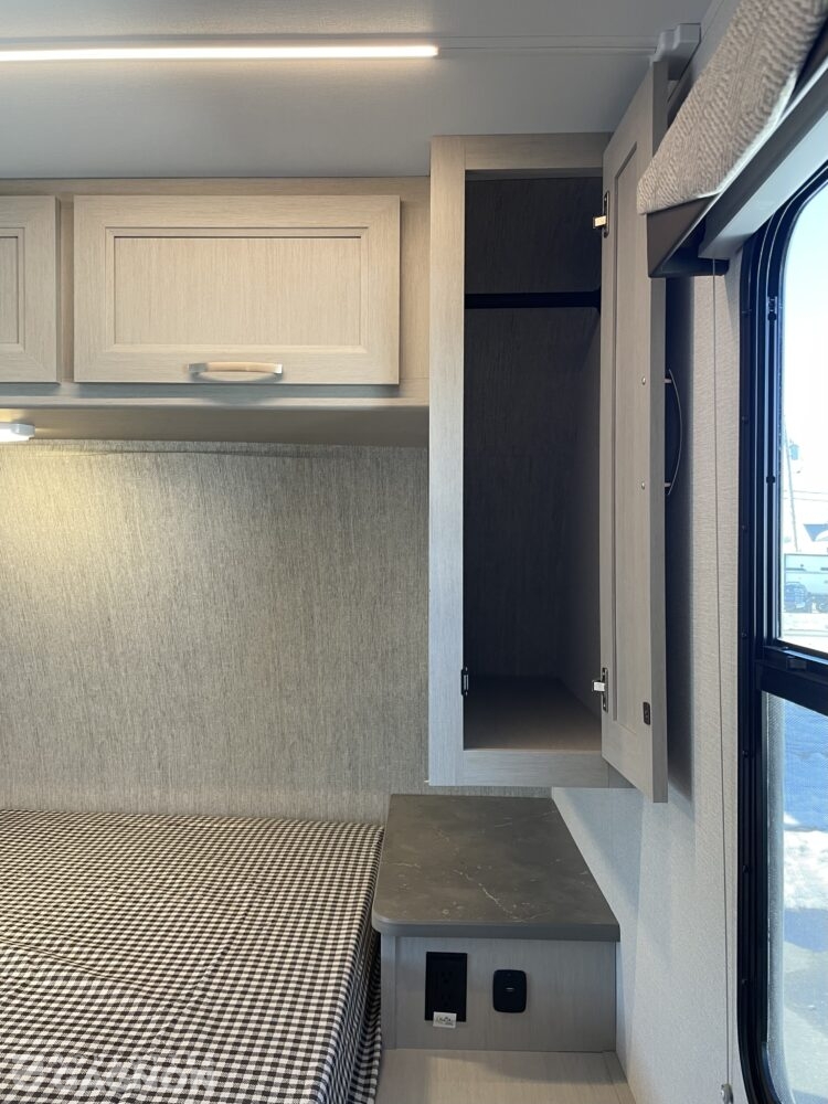 Shadow Cruiser 251 BHS 2025 (12)