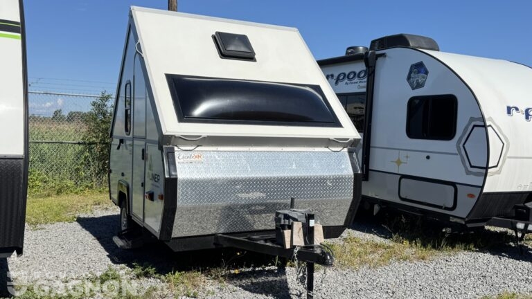 Tente-roulotte usagée A-Liner Scout 2016 avec toit rigide relevable, construction légère et aménagement compact pour deux personnes.