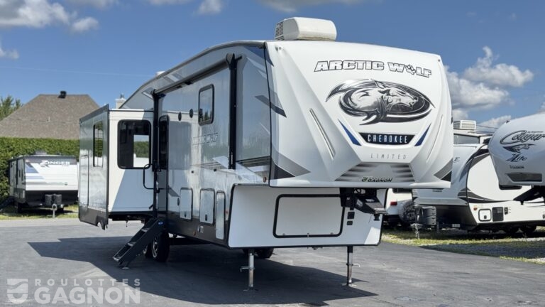 Fifth Wheel usagée Arctic Wolf 3550SUITE 2021 avec trois extensions, grand salon et chambre avant spacieuse.