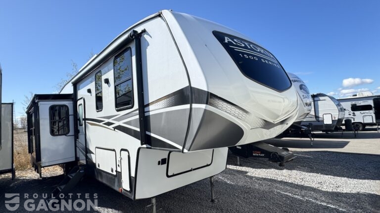 Fifth Wheel usagée Astoria 3343BHTS 2023 vue extérieure avec auvent électrique et roulotte familiale installée en camping