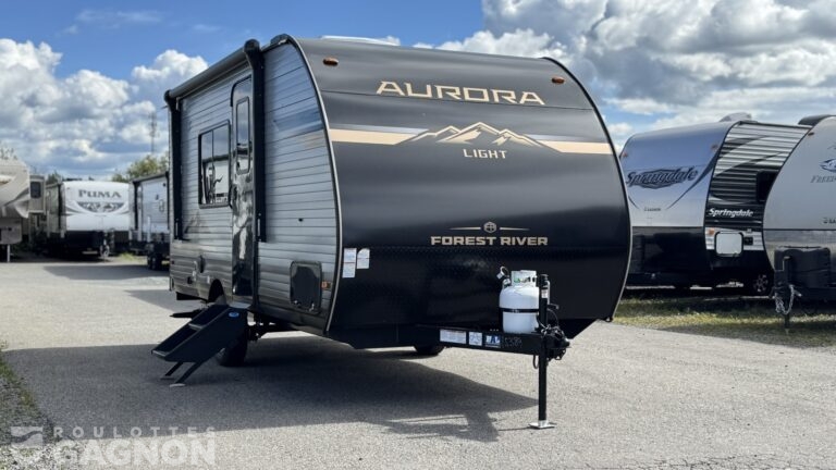 Roulotte de voyage neuve Aurora 15RBX 2027 avec salle de bain arrière, format compact et aménagement pratique pour couples.