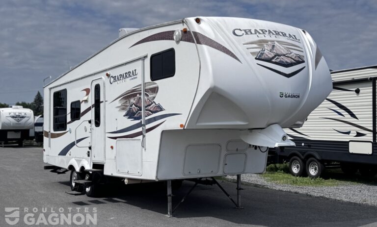 Fifth Wheel usagée Chaparral 268RL 2010 vue extérieure spacieuse avec salon arrière et design élégant