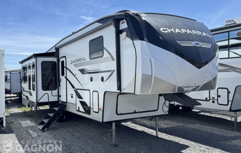 Fifth Wheel usagée Chaparral 336TSIK 2023 vue extérieure avec roulotte spacieuse et design moderne