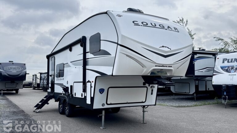 Fifth Wheel usagée Cougar 2100RK 2025 vue extérieure compacte avec cuisine arrière et design moderne