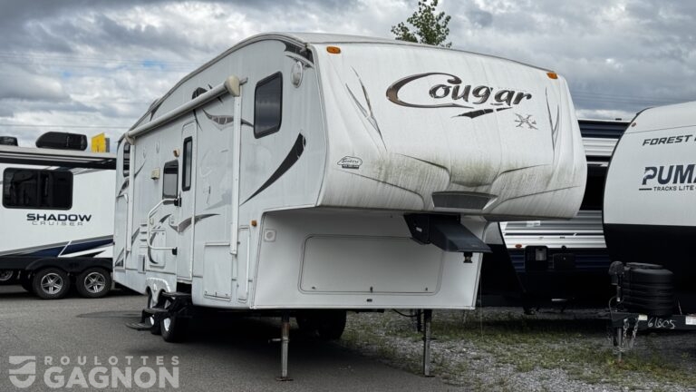Fifth wheel Cougar 27SAB 2010 avec lits superposés, extension et aménagement spacieux pour famille.