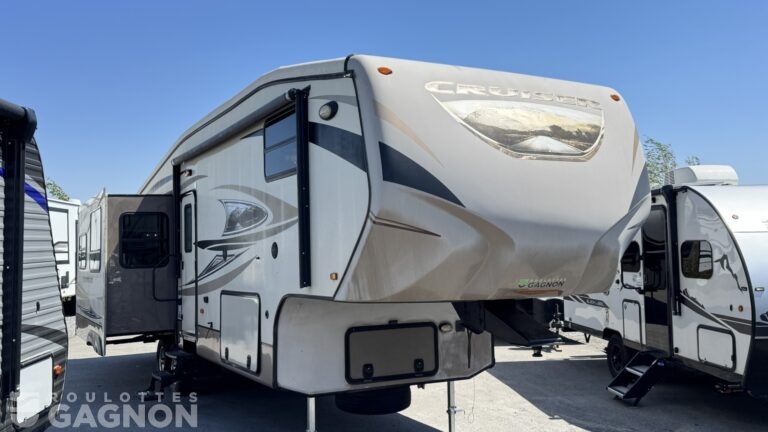 Fifth Wheel d'occasion Crossroads Cruiser 330SS 2012 avec revêtement en fibre de verre et foyer électrique