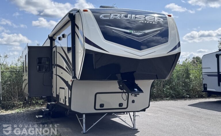 Roulotte de voyage usagée Cruiser Aire 29SI 2017 avec deux extensions, salon spacieux et chambre avant privée.