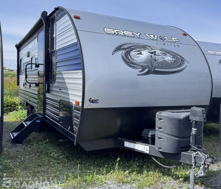 Roulotte de voyage usagée Grey Wolf 20RDSE 2021 avec grande dinette arrière, lit queen et intérieur spacieux.