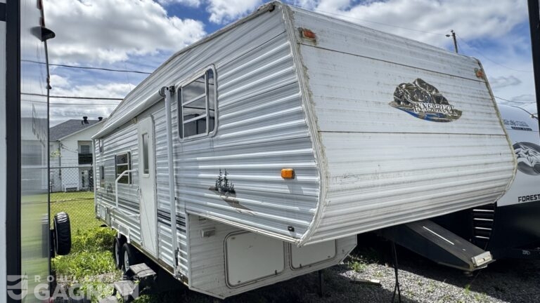 Fifth Wheel usagée Innsbruck 26FBCH 2004 vue extérieure avec roulotte familiale compacte