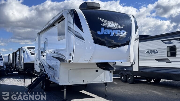 Fifth wheel usagée Jayco Eagle HT 24RE 2022 avec salon arrière spacieux, extension et aménagement de luxe pour les couples.