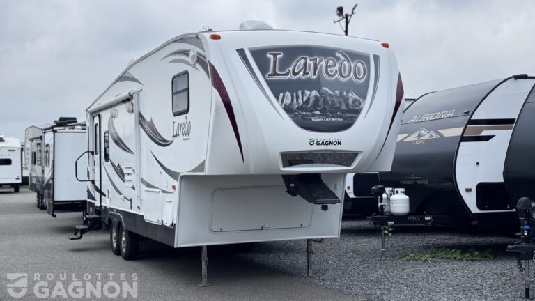 Fifth Wheel usagée Laredo 264RL 2013 vue extérieure avec salon arrière et aménagement spacieux