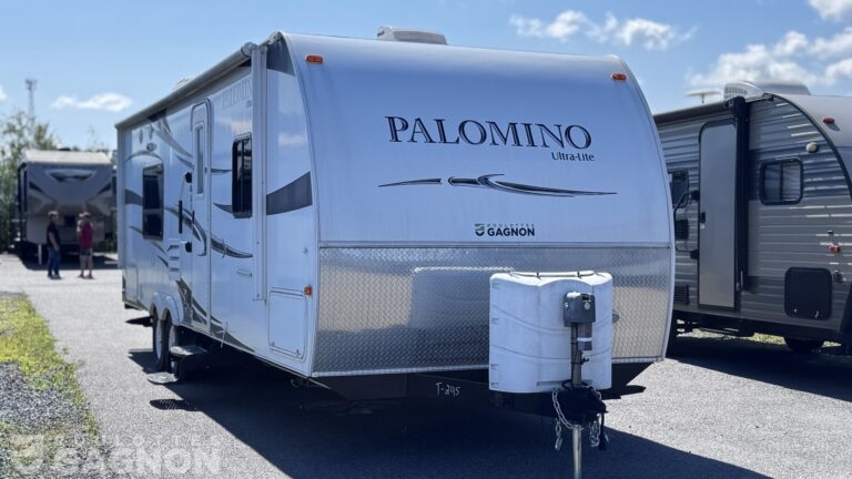 Roulotte de voyage usagée Palomino T-245 2012 vue extérieure avec grande aire de vie et aménagement confortable