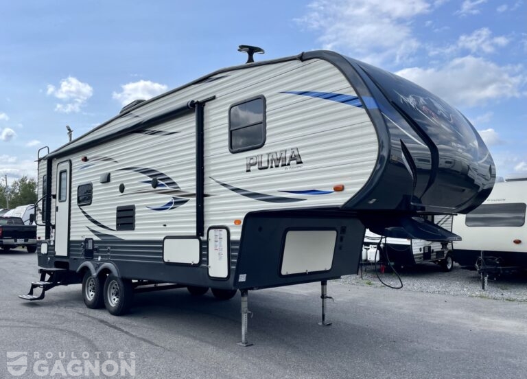 Fifth Wheel Puma 253FBS 2019 usagée vue extérieure avec auvent électrique et accès principal côté camping