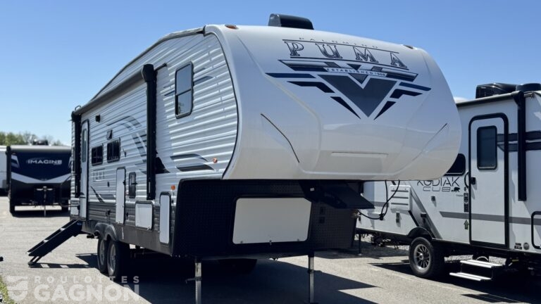 Fifth Wheel usagée Puma 265RDS 2022 vue extérieure avec cuisinette extérieure et design moderne
