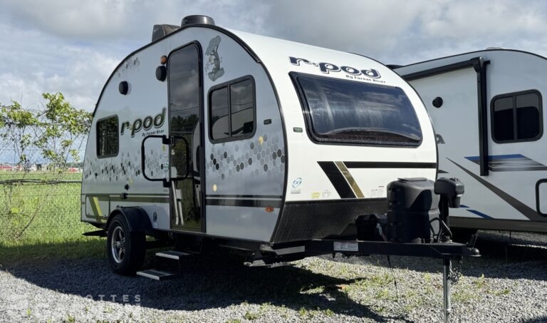 Roulotte de voyage usagée R‑Pod RP‑171 2022 vue extérieure compacte avec design arrondi moderne