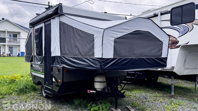 Tente roulotte usagée Rockwood 1640LTD 2021 compacte et légère déployée pour camping familial
