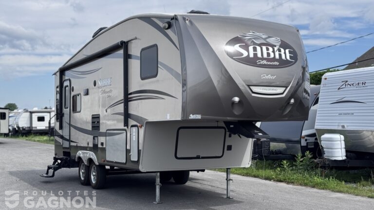 Fifth Wheel usagée Sabre 250RLUD 2016 vue extérieure spacieuse avec salon arrière et design haut de gamme
