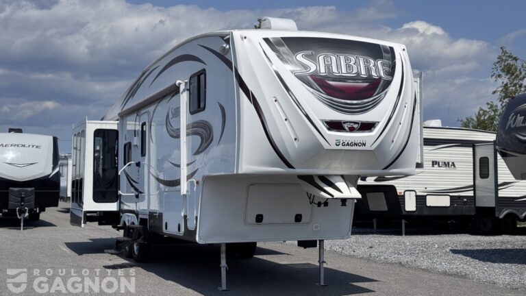 Fifth Wheel usagée Sabre 31RETS 2013 vue extérieure avec grand salon arrière et trois extensions