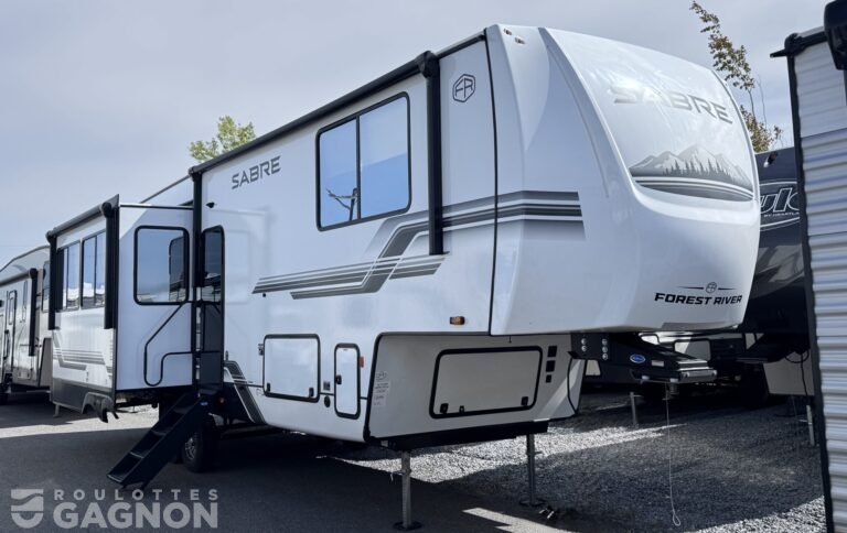 Fifth wheel neuve Sabre 32RL 2027 avec salon arrière spacieux, trois extensions et chambre avant privée.
