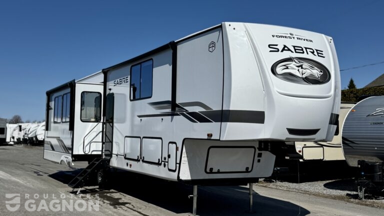 Fifth wheel Sabre 36EST 2026 neuf Forest River, 43 pieds, revêtement fibre de verre, auvent électrique et cuisinette extérieure — fifth wheel luxe couple deux salles de bain, disponible chez Roulottes Gagnon au Québec.
