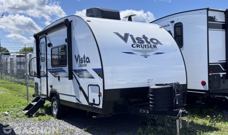 Roulotte de voyage Vista Cruiser 17SCD 2026 neuve de Gulfstream, 20 pieds, revêtement fibre de verre sur azdel, avec auvent électrique déployé — idéale pour un couple, disponible chez Roulottes Gagnon au Québec.