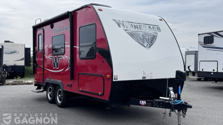 Roulotte de voyage usagée Winnebago 1706FB 2017 vue extérieure compacte et légère avec design moderne