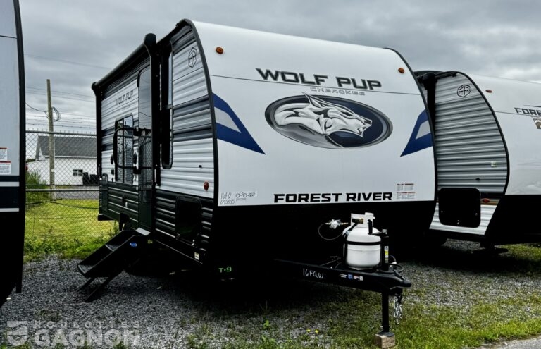Roulotte de voyage Wolf Pup 16FQW 2027 avec lit queen avant, salle de bain arrière et conception légère facile à remorquer.